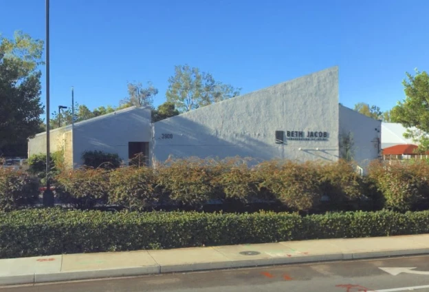 Αντισημιτικά γκράφιτι έξω από συναγωγή στην Καλιφόρνια (βίντεο)